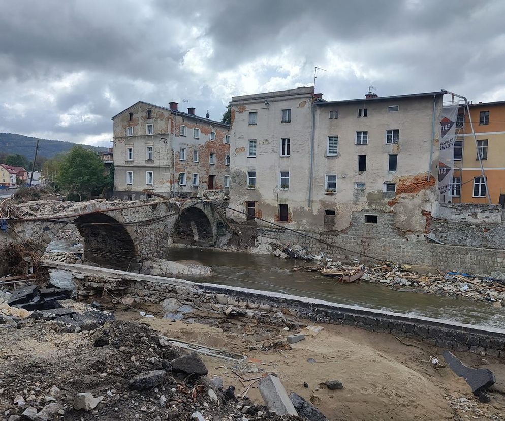 Tragedia w Lądku-Zdroju. 70-latek spadł ze zniszczonego mostu, nie przeżył 