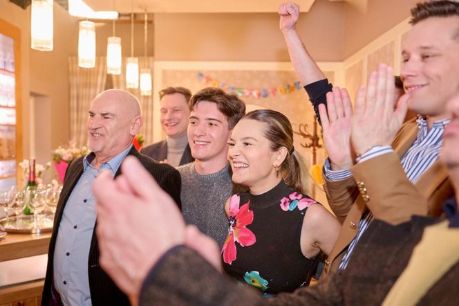 Na Wspólnej, odc. 4000. Darek (Michał Mikołajczak), Franek (Nathan Czyżewski), Kasia (Julia Chatys), Roman (Waldemar Obłoza), Igor (Jakub Wesołowski)