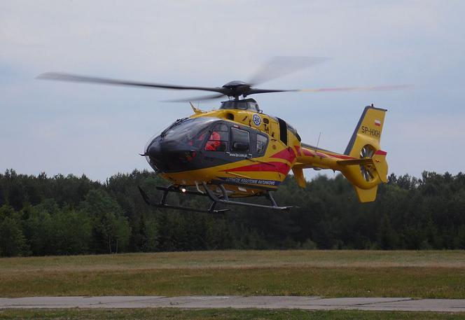 Kierowca zasłabł na drodze koło Torunia. Policja, świadkowie i helikopter w akcji