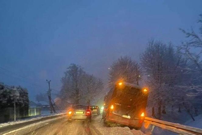 Opady śniegu PARALIŻUJĄ drogi. DRAMAT na drogach Podkarpacia. Warunki są trudne