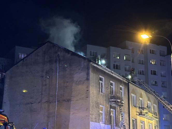 Wielki dym i ogień na Targówku. Pożar kamienicy, w akcji strażacy