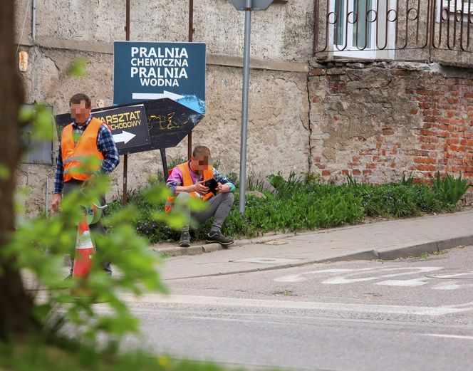 Tak wyglądają roboty drogowe w Ostródzie. Telefon zamiast łopaty. Ekipa rodem z memów