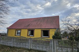 Chwalimie. Tragiczny pożar domu jednorodzinnego. Nie żyje 36-latek, jego mamę zabrała karetka [ZDJĘCIA].