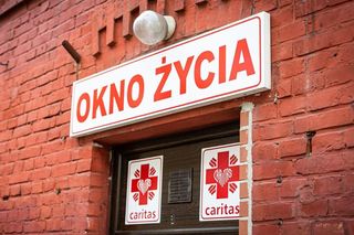 Katowice. W oknie życia znaleziono dwuletniego chłopca