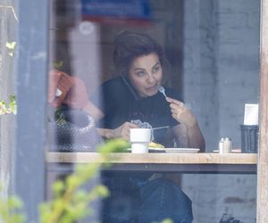 Małgorzata Socha stroi miny przy bajglu