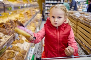 Dziecko wciąż prosi o słodycze? To nie brak woli, a wpływ jedzenia na mózg