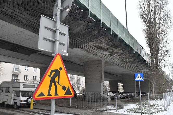 Utrudnienia na Trasie Łazienkowskiej potrwają aż do 2025 roku! Wiadukty nad Paryską do remontu 