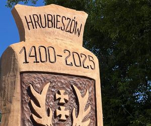 Tron wyrzeźbiony z pnia hrubieszowskiego dębu Wiktora