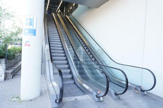 Niedziałające schody na dworcu w Poznaniu