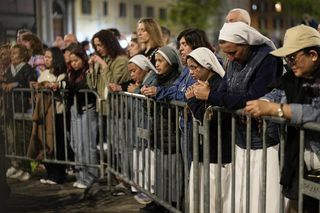 Tłumy w Watykanie. Wierni oddają hołd papieżowi Franciszkowi