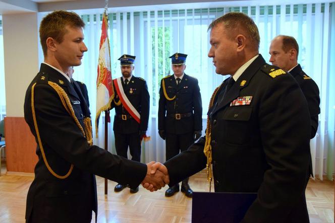 Młodzi strażacy otrzymali nominacje oficerskie. Zostaną skierowani do podkarpackich jednostek [FOTO]