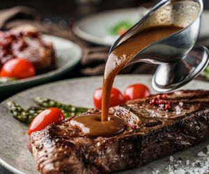 Sos wyszedł za rzadki? 10 genialnych sposobów na szybkie zagęszczenie sosu