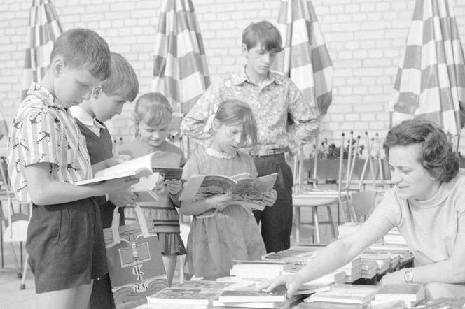 Dzieci przeglądają książki i czasopisma na kiermaszu; 1968 r. 