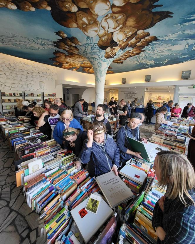 Setki książek, winyli i czasopism za 4 złote. We Wrocławiu rusza Giełda Książki Bibliotecznej