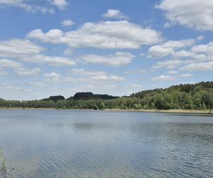 To jezioro w Olsztynie ma niezwykle czystą wodę. Jest kilka dzikich plaż, które świecą pustkami