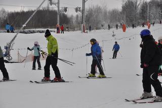 Dużo narciarzy na stoku w Krajnie koło Kielc