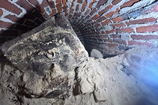 Pierwsze odkrycia w tajemniczej krypcie w Kazimierzu Biskupim