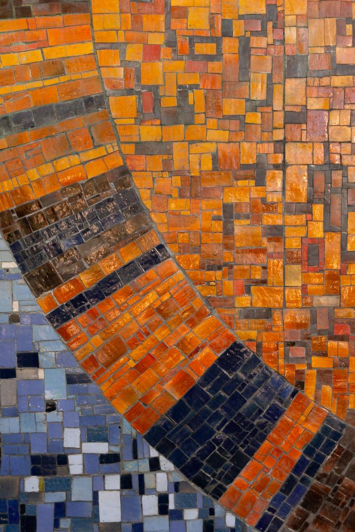 Wielkie czyszczenie mozaiki na Szpitalu Banacha - zdjęcia. Zniknęły bazgroły i chaszcze