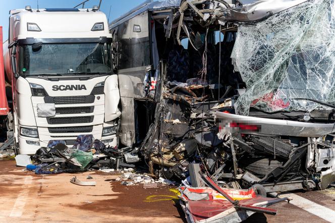 Wypadek polskiego autokaru w Niemczech. Autobus zderzył się z ciężarówkami, została miazga