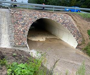 Ulewa uszkodziła most w Barczewku. Droga jest nieprzejezdna! 