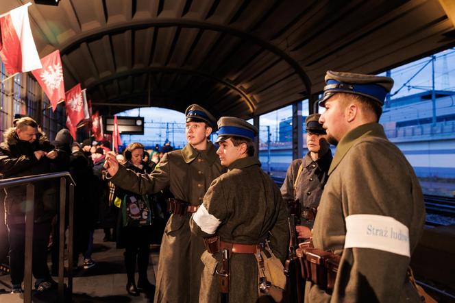 Paderewski przybył do Poznania; tłum mieszkańców na inscenizacji przyjazdu kompozytora do stolicy Wielkopolski