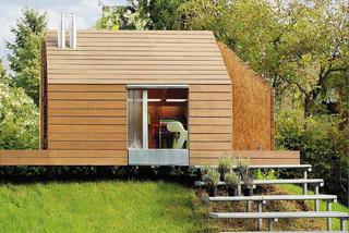 Mały drewniany domek dla dzieci. Zobacz propozycje projektantów - domek na drzewie, na wzniesieniu...