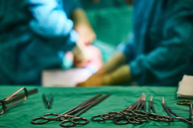 Do szpitala w Bełchatowie trafiła pacjentka z nożyczkami w brzuchu