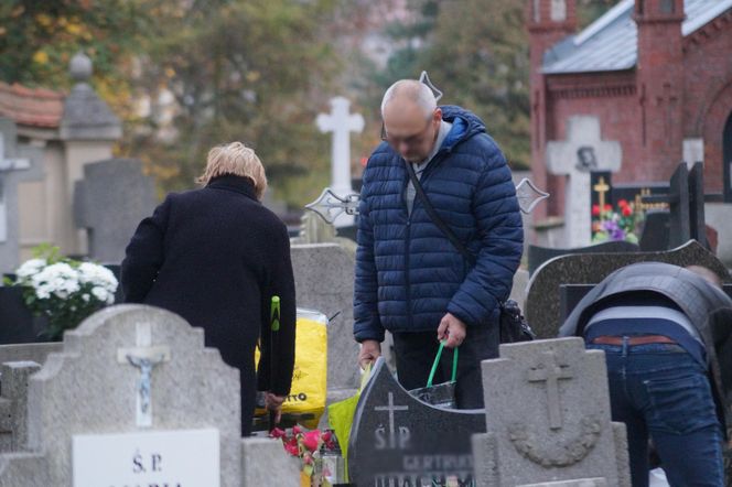 Ostatnie przygotowania do 1 listopada w Bydgoszczy. Tak było na najstarszym cmentarzu 