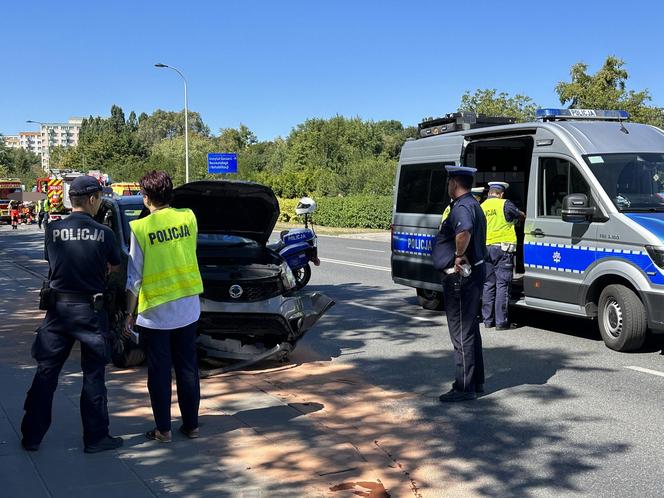 Auto wjechało w przystanek w Warszawie. Dwie osoby nie żyją