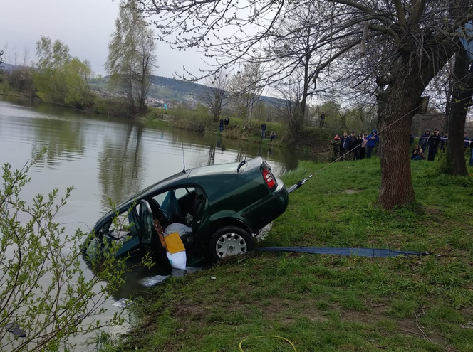 Samochód wjechał do zbiornika wodnego. Kierowca nie żyje