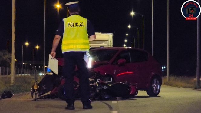 Czołowe zderzenie motocyklisty i osobówki. Ranny mężczyzna w szpitalu