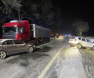 Karambol czterech pojazdów po opadach śniegu w Karolewku koło Leszna [ZDJĘCIA] 