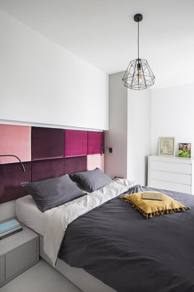 Minimalizm ocieplony kolorem – przestronne mieszkanie w Warszawie
