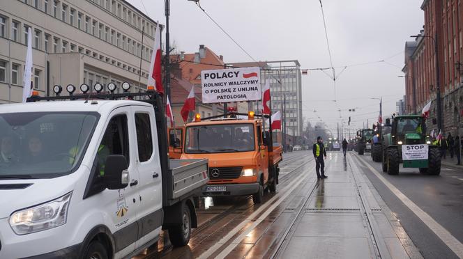 „Zielony Ład=Głód”, „Mleko nie jest z Biedronki”. Te hasła pojawiły się na proteście rolników w Olsztynie