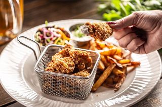 Pyszne i aromatyczne chipsy z kurczaka to moja ulubiona przekąska. Robię ją na każdą imprezę