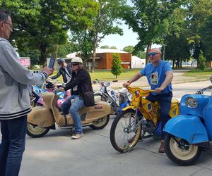 Osy kręciły kółka na stadionie żużlowym w Lesznie. Ogólnopolski zlot skuterów Osa Osieczna-Leszno 