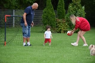 Jan Tomaszewski uczy wnuka grać w piłkę