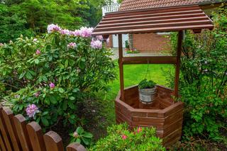 Ozdobna studnia w ogrodzie