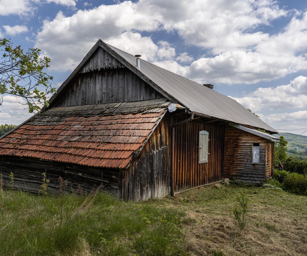 Strzecha jak dawniej i niebieskie okna. Metamorfoza starej chaty 