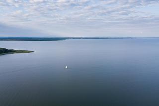   To największe jezioro w Polsce. Nazywają je mazurskim morzem. Tworzą się tu półtorametrowe fale!
