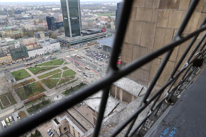 Stanął na wąskim i śliskim gzymsie po drugiej stronie kraty