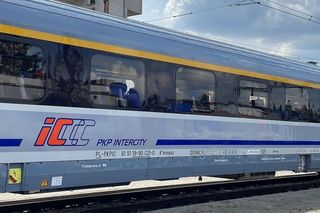 Podróżowanie koleją nie jest popularne na Podlasiu. Ten wskaźnik zatłoczenia dworców mówi wszystko