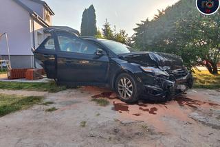 Wypadek w Wesołej: Alfa Romeo wjechała w bramę