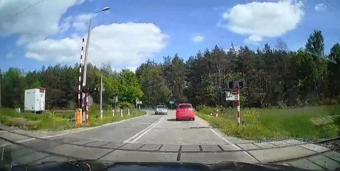 Policjanci ujawnili dramatyczne nagranie. Zderzenie trzech aut na przejeździe kolejowym