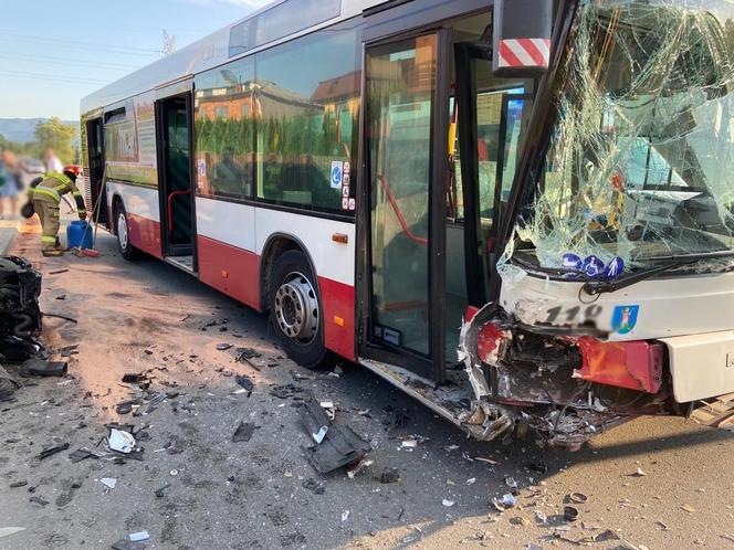 Kraksa autobusu z osobówką w Nowym Sączu. Poszkodowane są dzieci