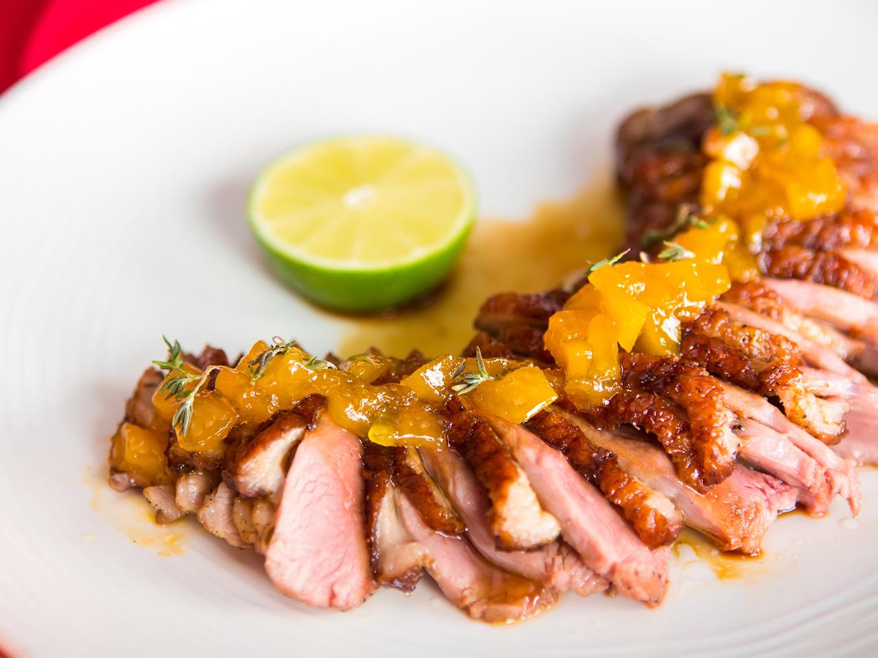 Polędwica wieprzowa z sosem brzoskwiniowym: podajemy dobry przepis