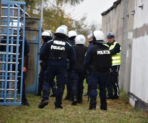 Policja na meczu w Jarosławiu. Kibice wbiegli na murawę 