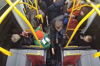 Szokujące sceny z tramwaju w Warszawie. Opublikowano właśnie nagranie. „Trzymaj się mocno”