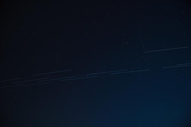 Dziwne światła na niebie? To kosmiczny pociąg Elona Muska. Kiedy Starlinki przelecą nad Polską?