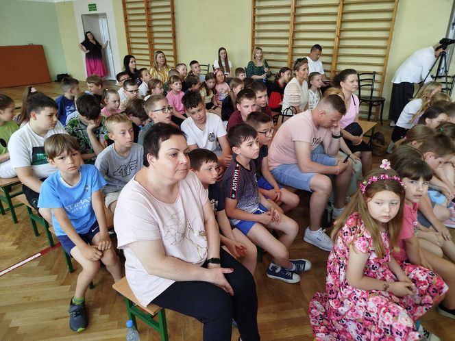 Uczniowie z klas I-III zaprezentowali w SP nr 10 w Siedlcach piosenki z różnych bajek